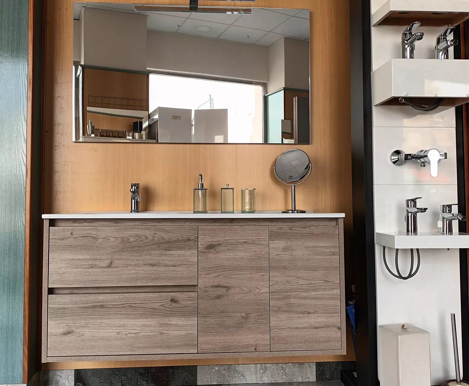 Estanterías con tuberías y accesorios de fontanería