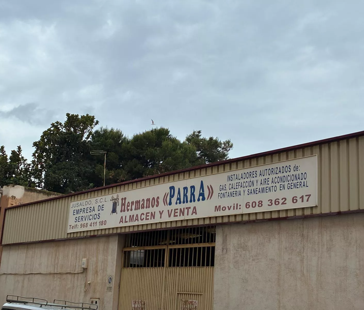 Rótulo histórico de Hermanos Parra en el almacén